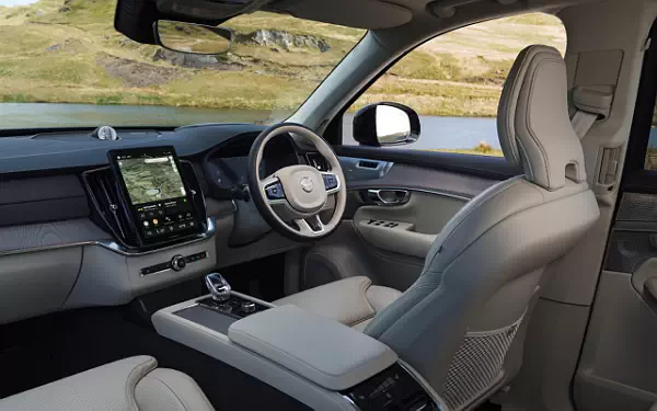   Volvo XC90 T8 Recharge AWD UK-spec - 2024